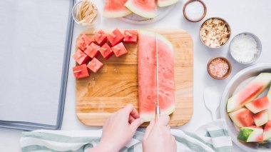 Çikolata kaplı karpuz hazırlanması için küpler halinde karpuz Dilimleme ısırıkları.