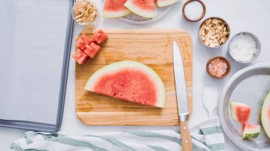 Çikolata kaplı karpuz hazırlanması için küpler halinde karpuz Dilimleme ısırıkları.