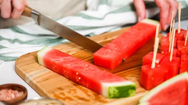 Çikolata kaplı karpuz hazırlanması için küpler halinde karpuz Dilimleme ısırıkları.