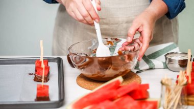 Karpuz küpler eritilmiş çikolata daldırma ve deniz tuzu ve badem ile süsleme.