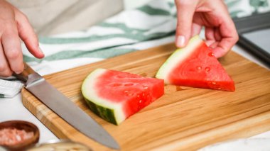 Çikolata kaplı karpuz hazırlanması için küpler halinde karpuz Dilimleme ısırıkları.