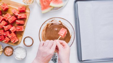 Karpuz küpler eritilmiş çikolata daldırma ve deniz tuzu ve badem ile süsleme.