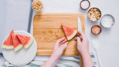 Çikolata kaplı karpuz hazırlanması için küpler halinde karpuz Dilimleme ısırıkları.