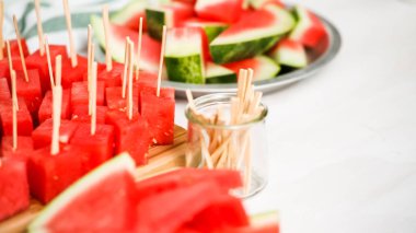 Çikolata kaplı karpuz hazırlanması için küpler halinde karpuz Dilimleme ısırıkları.