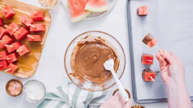 Karpuz küpler eritilmiş çikolata daldırma ve deniz tuzu ve badem ile süsleme.