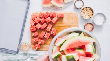 Çikolata kaplı karpuz hazırlanması için küpler halinde karpuz Dilimleme ısırıkları.