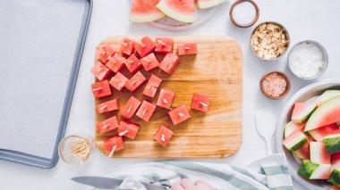 Çikolata kaplı karpuz hazırlanması için küpler halinde karpuz Dilimleme ısırıkları.