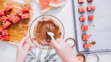 Karpuz küpler eritilmiş çikolata daldırma ve deniz tuzu ve badem ile süsleme.