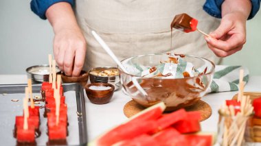 Karpuz küpler eritilmiş çikolata daldırma ve deniz tuzu ve badem ile süsleme.