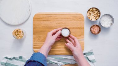 Çikolata kaplı karpuz ısırıkları yapmaya hazırlanıyor malzemeler.