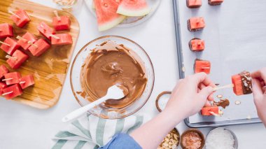 Karpuz küpler eritilmiş çikolata daldırma ve deniz tuzu ve badem ile süsleme.