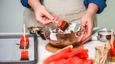 Karpuz küpler eritilmiş çikolata daldırma ve deniz tuzu ve badem ile süsleme.