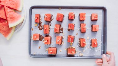 Karpuz küpler eritilmiş çikolata daldırma ve deniz tuzu ve badem ile süsleme.