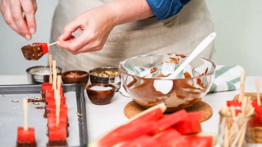Karpuz küpler eritilmiş çikolata daldırma ve deniz tuzu ve badem ile süsleme.