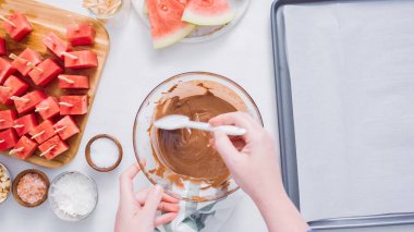 Karpuz küpler eritilmiş çikolata daldırma ve deniz tuzu ve badem ile süsleme.