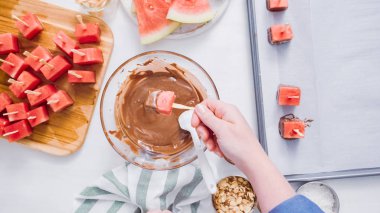 Karpuz küpler eritilmiş çikolata daldırma ve deniz tuzu ve badem ile süsleme.