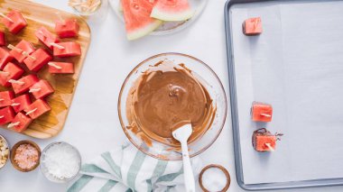 Karpuz küpler eritilmiş çikolata daldırma ve deniz tuzu ve badem ile süsleme.