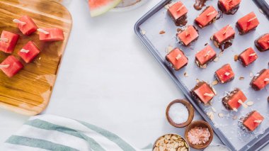 Karpuz küpler eritilmiş çikolata daldırma ve deniz tuzu ve badem ile süsleme.