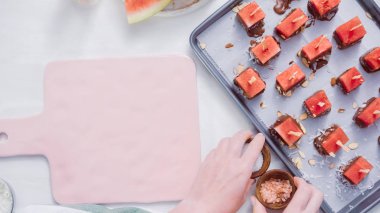 Karpuz küpler eritilmiş çikolata daldırma ve deniz tuzu ve badem ile süsleme.