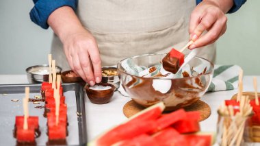 Karpuz küpler eritilmiş çikolata daldırma ve deniz tuzu ve badem ile süsleme.