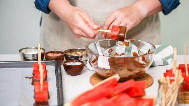 Karpuz küpler eritilmiş çikolata daldırma ve deniz tuzu ve badem ile süsleme.