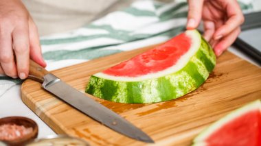 Çikolata kaplı karpuz hazırlanması için küpler halinde karpuz Dilimleme ısırıkları.