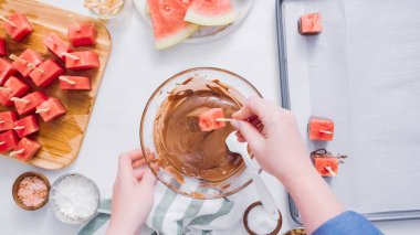 Karpuz küpler eritilmiş çikolata daldırma ve deniz tuzu ve badem ile süsleme.