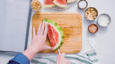 Çikolata kaplı karpuz hazırlanması için küpler halinde karpuz Dilimleme ısırıkları.