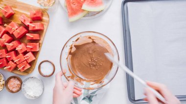 Karpuz küpler eritilmiş çikolata daldırma ve deniz tuzu ve badem ile süsleme.