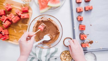 Karpuz küpler eritilmiş çikolata daldırma ve deniz tuzu ve badem ile süsleme.
