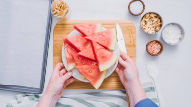 Çikolata kaplı karpuz hazırlanması için küpler halinde karpuz Dilimleme ısırıkları.