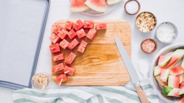 Çikolata kaplı karpuz hazırlanması için küpler halinde karpuz Dilimleme ısırıkları.