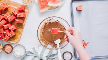 Karpuz küpler eritilmiş çikolata daldırma ve deniz tuzu ve badem ile süsleme.