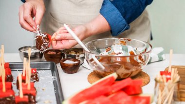 Karpuz küpler eritilmiş çikolata daldırma ve deniz tuzu ve badem ile süsleme.
