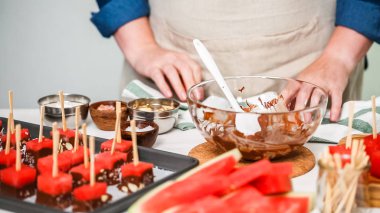Karpuz küpler eritilmiş çikolata daldırma ve deniz tuzu ve badem ile süsleme.