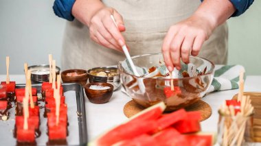 Karpuz küpler eritilmiş çikolata daldırma ve deniz tuzu ve badem ile süsleme.