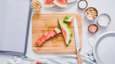 Çikolata kaplı karpuz hazırlanması için küpler halinde karpuz Dilimleme ısırıkları.