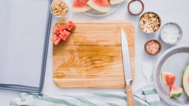 Çikolata kaplı karpuz hazırlanması için küpler halinde karpuz Dilimleme ısırıkları.