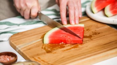 Çikolata kaplı karpuz hazırlanması için küpler halinde karpuz Dilimleme ısırıkları.