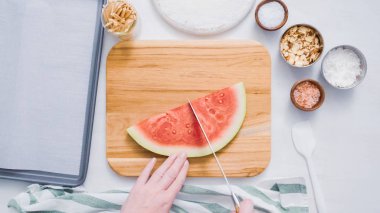 Çikolata kaplı karpuz hazırlanması için küpler halinde karpuz Dilimleme ısırıkları.