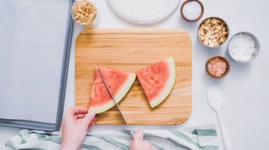 Çikolata kaplı karpuz hazırlanması için küpler halinde karpuz Dilimleme ısırıkları.