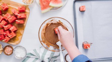 Karpuz küpler eritilmiş çikolata daldırma ve deniz tuzu ve badem ile süsleme.
