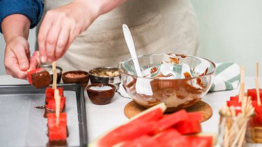 Karpuz küpler eritilmiş çikolata daldırma ve deniz tuzu ve badem ile süsleme.