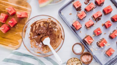 Karpuz küpler eritilmiş çikolata daldırma ve deniz tuzu ve badem ile süsleme.