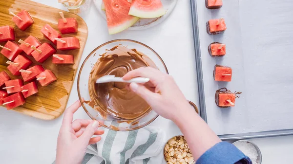 Karpuz küpler eritilmiş çikolata daldırma ve deniz tuzu ve badem ile süsleme.