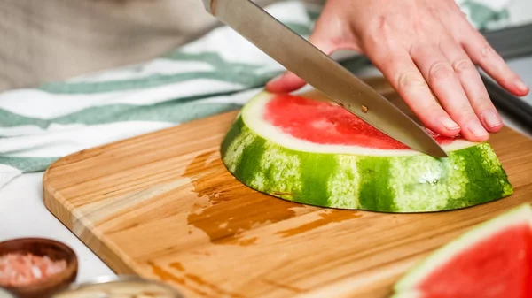 Szeletelés Görögdinnye Kockákra Előkészítése Csokoládé Fedett Görögdinnye Harap — Stock Fotó