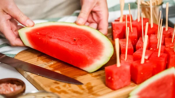 Skivning Vattenmelon Tärningar För Att Förbereda Choklad Täckt Vattenmelon Biter — Stockfoto