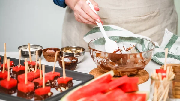 Karpuz küpler eritilmiş çikolata daldırma ve deniz tuzu ve badem ile süsleme.