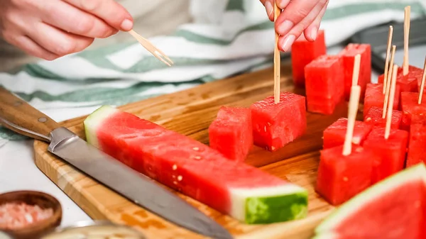 Çikolata kaplı karpuz hazırlanması için küpler halinde karpuz Dilimleme ısırıkları.
