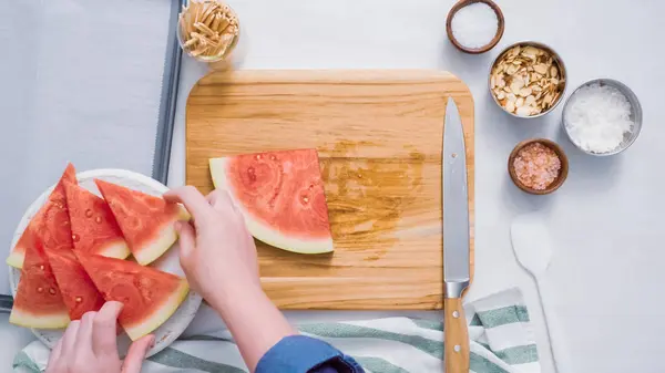 Çikolata kaplı karpuz hazırlanması için küpler halinde karpuz Dilimleme ısırıkları.